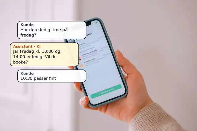 Hånd som holder en mobil, med eksempel på en chat der en KI-assistent foreslår ledige timer