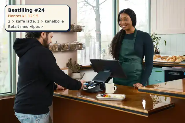 Kunde betaler ved disken på en kafé, med et eksempel på en bestilling betalt med Vipps