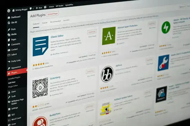 Skjerm med WordPress-kontrollpanelet og oversikten over utvidelser