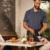 Kunde betaler med mobil på restaurant